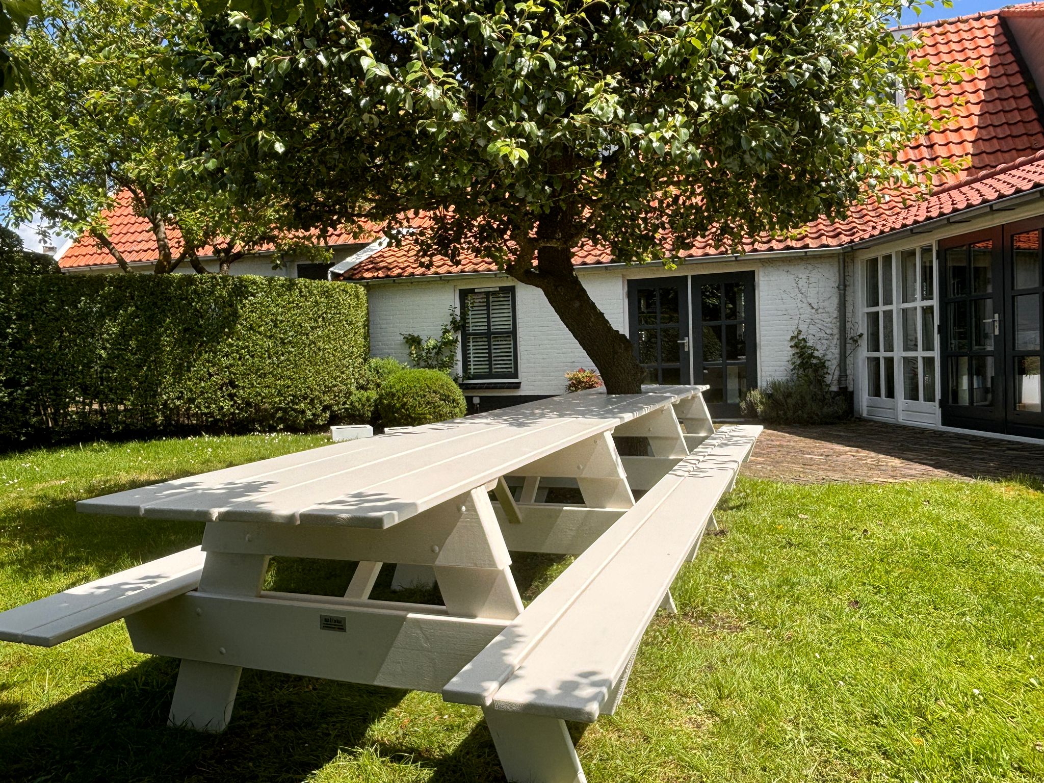 Beige picknicktafel 500cm rond boom