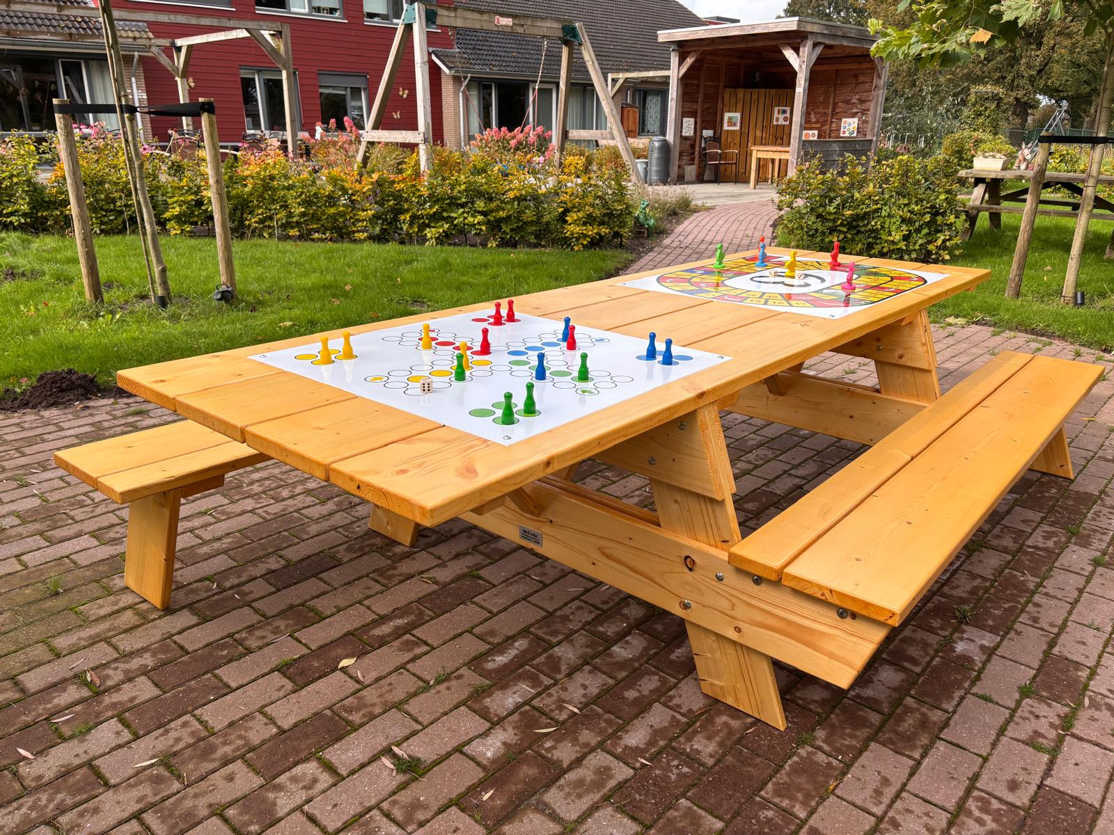 Picknicktafel rolstoelvriendelijk met bordspellen
