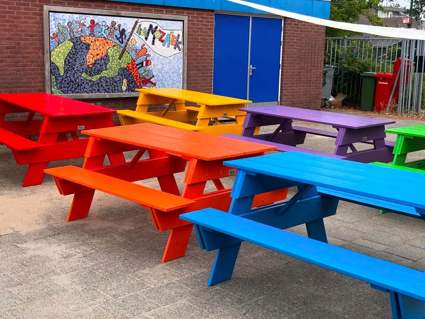 Gekleurde picknicktafels voor scholen